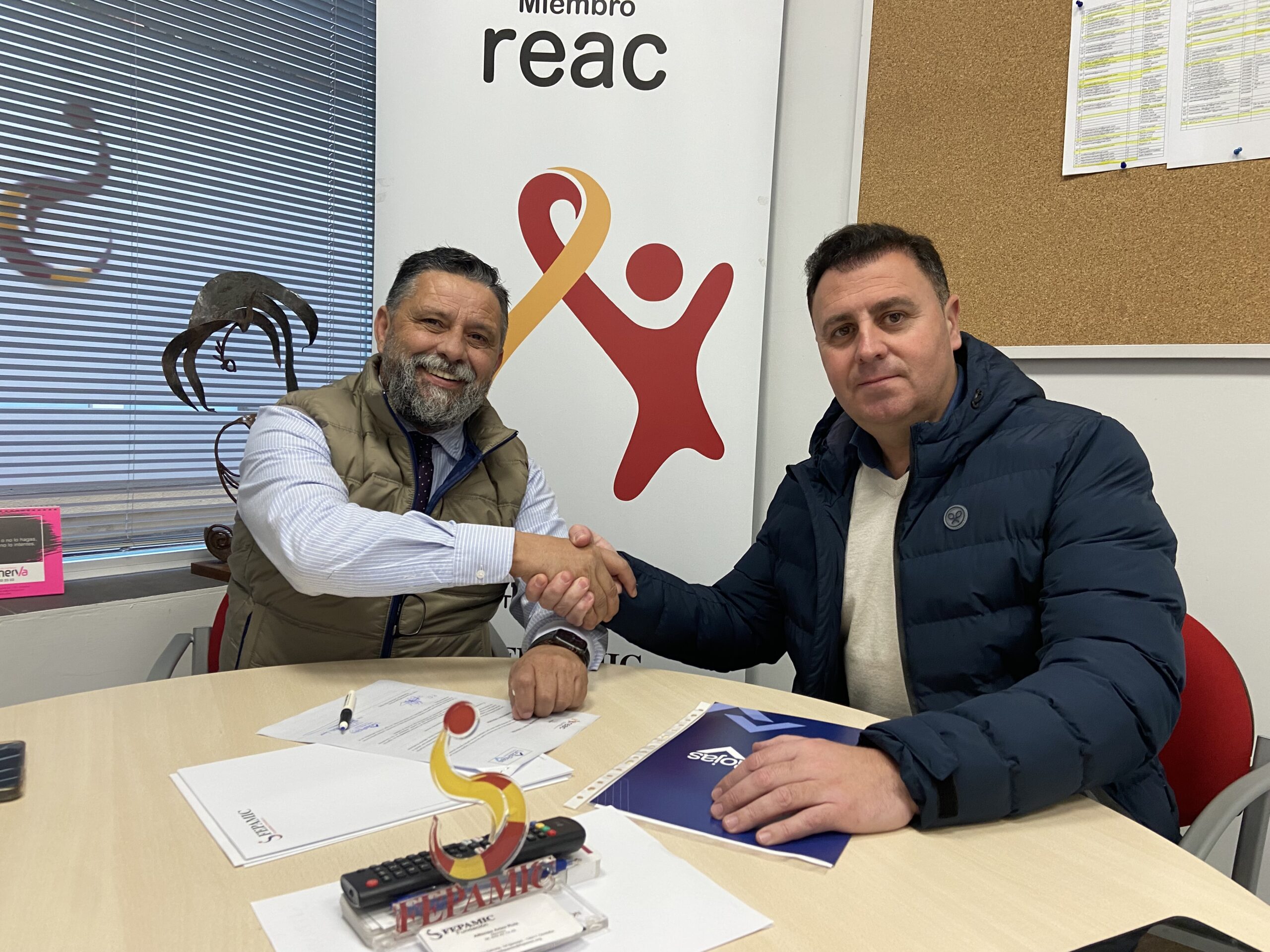 LUCAS ROJAS FIRMA SU PRIMER CONVENIO DE COLABORACION CON REAC