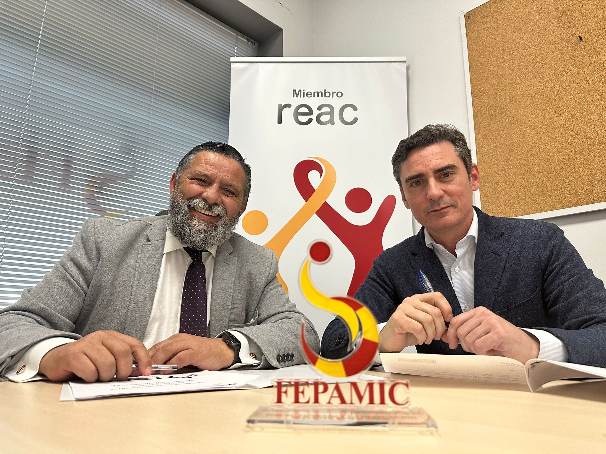 Manuel Muñoz de la empresa UBECORD firma otro año más convenio con Reac