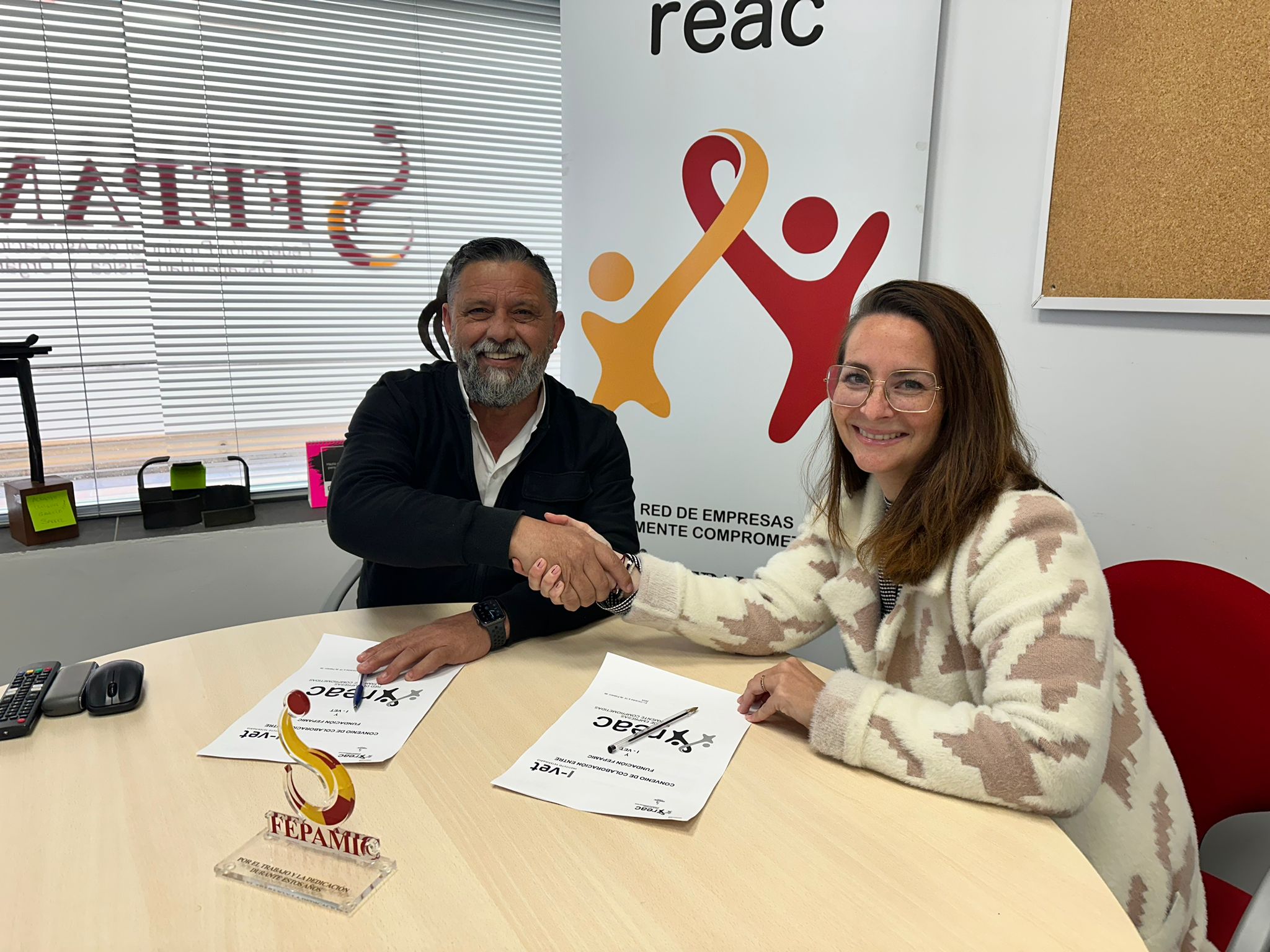 BEATRIZ RÍOS DE INSTITUTO VETERINARIO I-VET FIRMA CONVENIO CON REAC