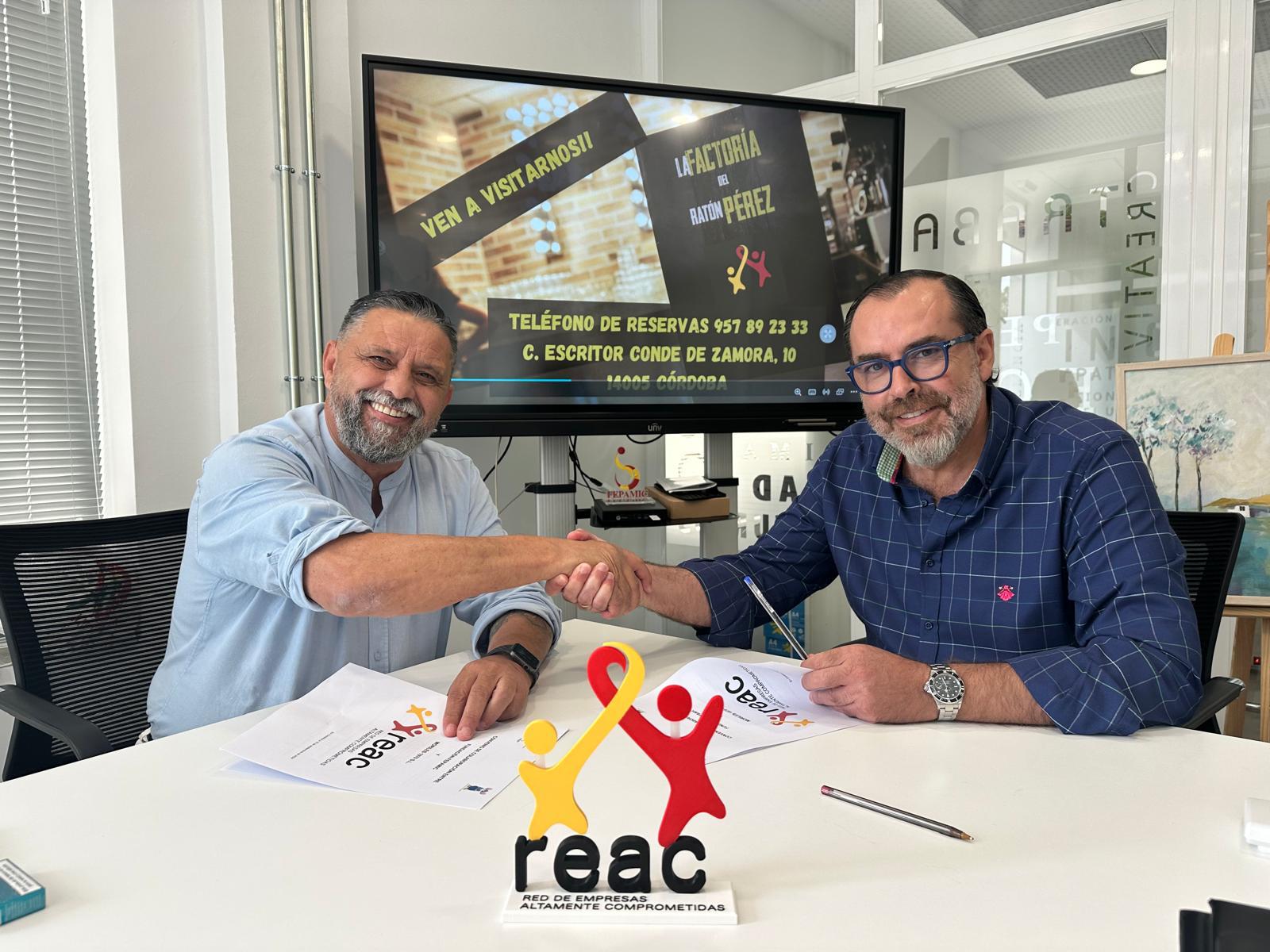 AURELIO GONZÁLEZ DE LA FACTORÍA DEL RATÓN PÉREZ RENUEVA CONVENIO UN AÑO MÁS