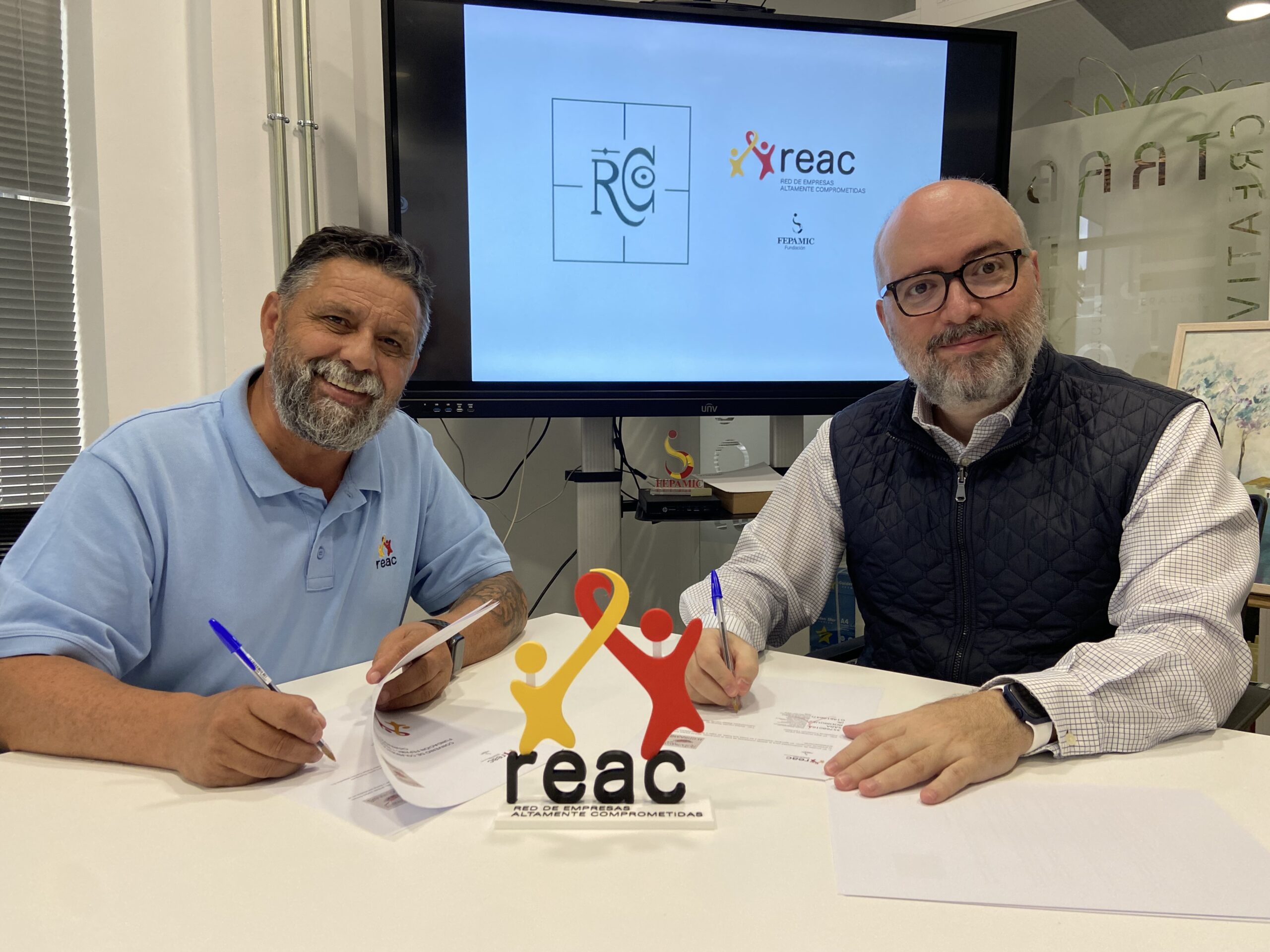 D. RAFAEL CARRILLO RENUEVA CONVENIO CON REAC UN AÑO MÁS.